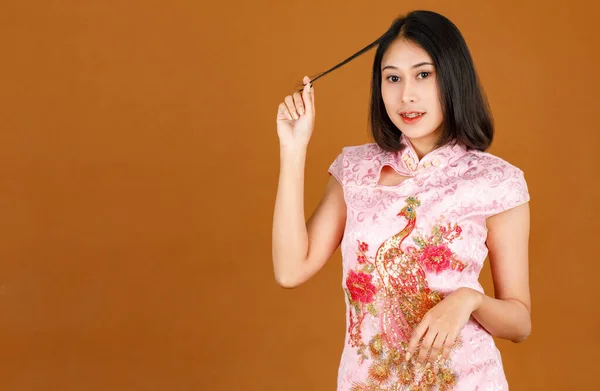 Porträtt Studio Skott Tusenårig Asiatisk Kvinnlig Modell Rosa Cheongsam Qipao — Stockfoto