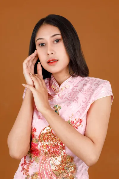 Портрет Крупным Планом Студия Сняла Многолетнюю Азиатскую Модель Розовом Китайском — стоковое фото