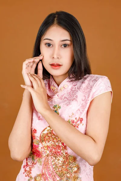 Portrait Closeup Studio Знімала Тисячолітню Азіатську Жіночу Модель Рожевому Китайському — стокове фото