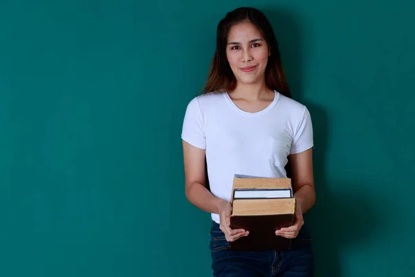 Positivo Jovem Estudante Asiático Com Pilha Livros Estúdio Fundo Verde — Fotografia de Stock