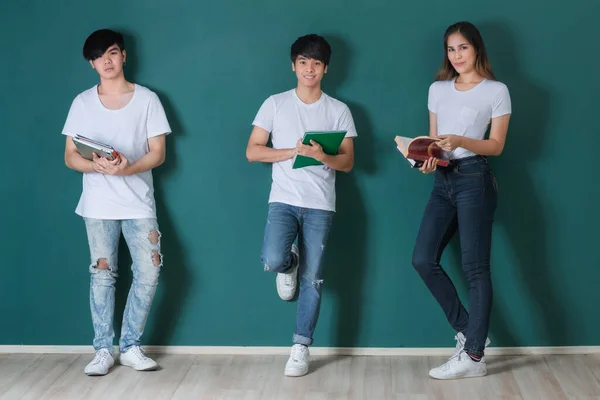 Компания Азиатских Студентов Подростков Книгами Блокнотами Стоящими Синем Фоне Готовящимися — стоковое фото