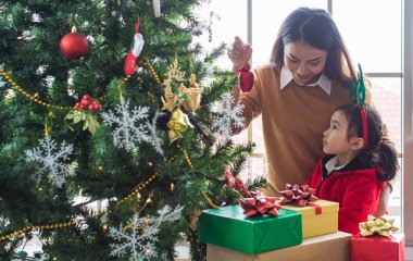 Noel ağacını süsleyen Asyalı aile, anne ve çocuk mutlu ve eğlenceli. Konsept olarak Aralık 'tan Ocak' a kadar aile aktivitesi Mutlu Noeller ve mutlu yıllar.
