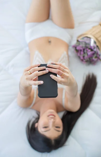 Black Smartphone Holding Beautiful Young Naughty Sexy Girl White Romantic — Stock Photo, Image