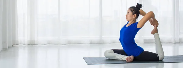 Ung Kvinna Tränare Blå Svart Sportkläder Praktiserar Yoga Ensam Hemma — Stockfoto