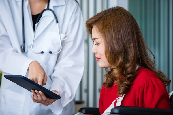 Lady Patient Sitting Concentrate Listening While Doctor Show Accident Report — Stock Photo, Image