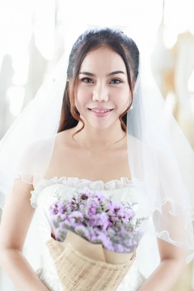 Porträt Der Braut Einem Weißen Spitzenkleid Hielt Einen Strauß Lila — Stockfoto