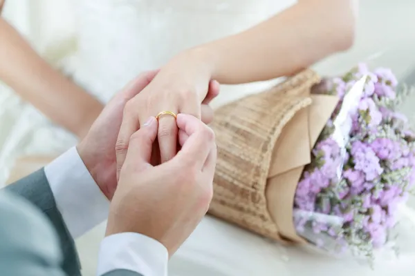 Mano Del Novio Lleva Anillo Bodas Novia — Foto de Stock