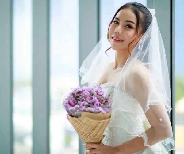 Retrato Adulto Asiático Novia Con Vestido Novia Pie Sosteniendo Flor —  Fotos de Stock