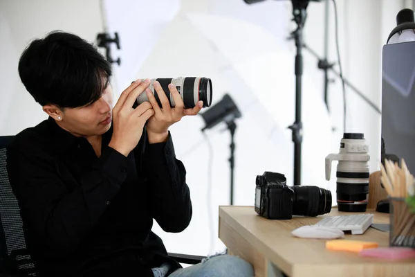 Asyalı Genç Yakışıklı Kısa Boylu Siyah Saçlı Fotoğrafçı Kameranın Büyük — Stok fotoğraf