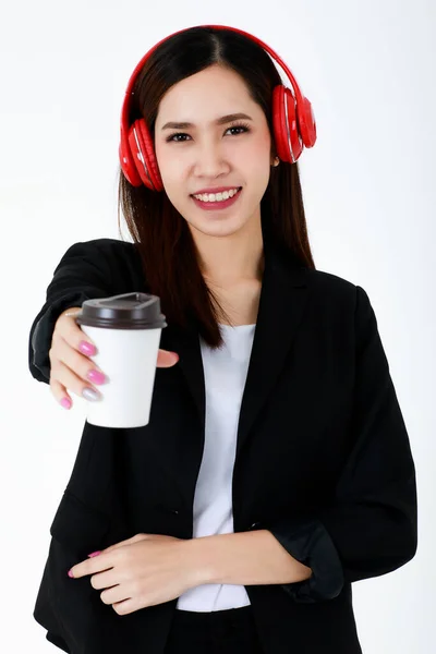 정장을 헤드폰을 아시아 행복하게 웃으며 배경을 앞으로 — 스톡 사진