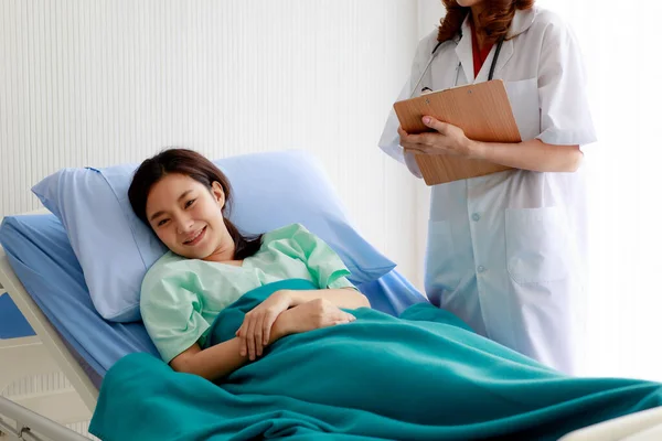 Pěkná Asijská Pacientka Ležící Posteli Nemocnici Usmívající Štěstím Zatímco Lékař — Stock fotografie