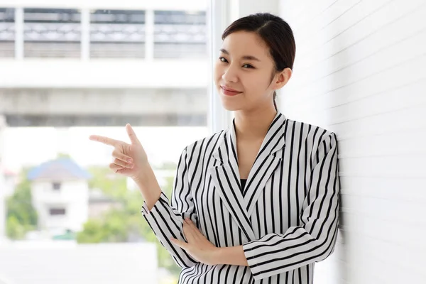 Retrato Una Hermosa Mujer Negocios Asiática Con Una Camisa Rayas —  Fotos de Stock