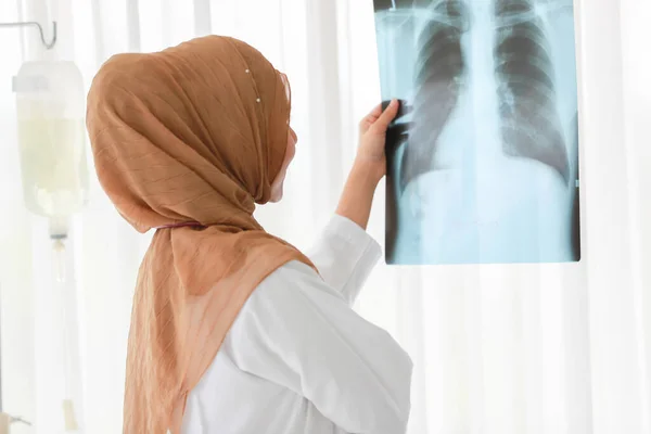 Rückansicht Einer Muslimin Die Einen Röntgenfilm Hält Und Ansieht — Stockfoto