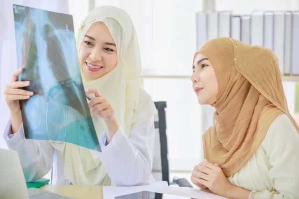 Attraktiv Lächelnde Junge Erwachsene Muslimische Ärztin Mit Cremefarbenem Hijab Sitzt — Stockfoto