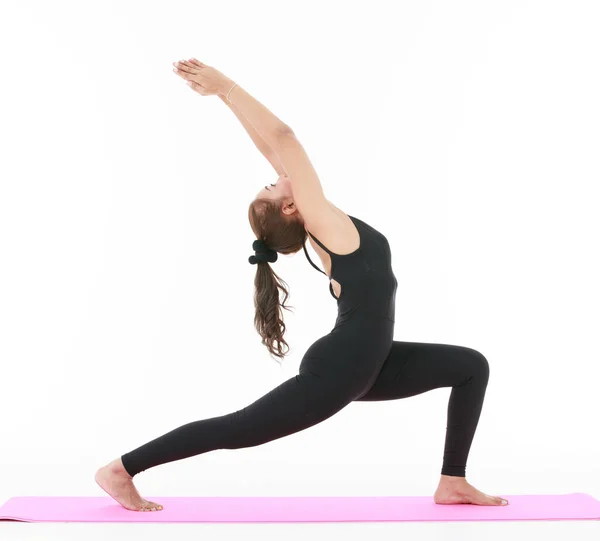 Zijaanzicht Van Aziatische Vrouw Doen Crescent Lunge Poseren Met Opgeheven — Stockfoto