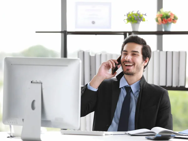 Empresario Masculino Positivo Traje Sonriendo Respondiendo Llamada Telefónica Mientras Está — Foto de Stock