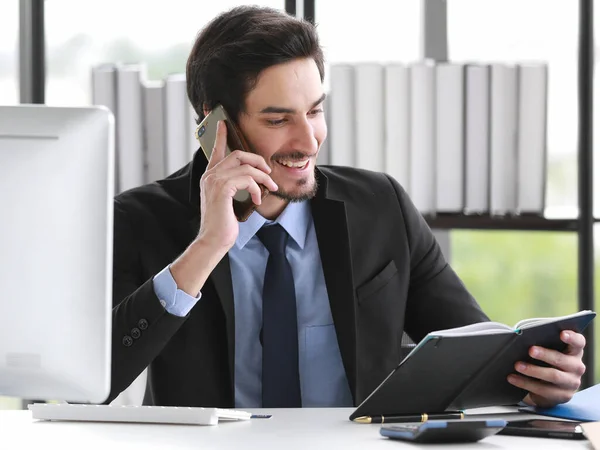 Empresario Masculino Positivo Traje Sonriendo Respondiendo Llamada Telefónica Mientras Está — Foto de Stock