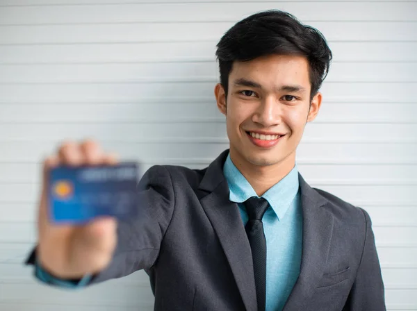 Boldog Fiatal Ázsiai Férfi Vállalkozó Mosolygó Kamera Bemutató Hitelkártya Ellen — Stock Fotó