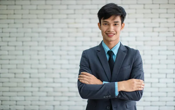 Takım Elbiseli Mutlu Genç Asyalı Yönetici Kameraya Bakıp Gülümsüyor Kollarını — Stok fotoğraf