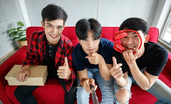 Yukarıdan Kameraya Gülümseyen Jestler Yapan Asyalı Erkekler Teknoloji Vlog Izleyicileri — Stok fotoğraf