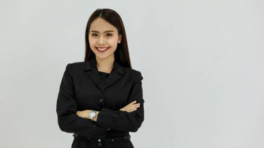 Asyalı genç, güzel, zeki, kendine güvenen profesyonel, başarılı, uzun saçlı iş kadını, resmi takım elbiseli, beyaz arka plandaki kameraya gülümseyen bir resim..