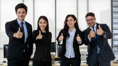 Çok kültürlü etnik Asyalı Kafkasyalı iş adamı ve iş kadını takım arkadaşı resmi takım elbiseli yan yana duruyor. Şirket ofisindeki kameraya birlikte bakın..