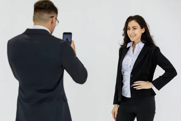 Mulher Negócios Profissional Feliz Caucasiana Terno Formal Preto Sorrindo Posando — Fotografia de Stock