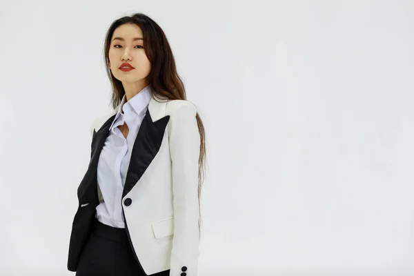亚洲自信专业 经验丰富的女商人身着时尚商务礼服 站在那里摆出一副白色背景的样子 看着相机的孤立的肖像工作室 — 图库照片