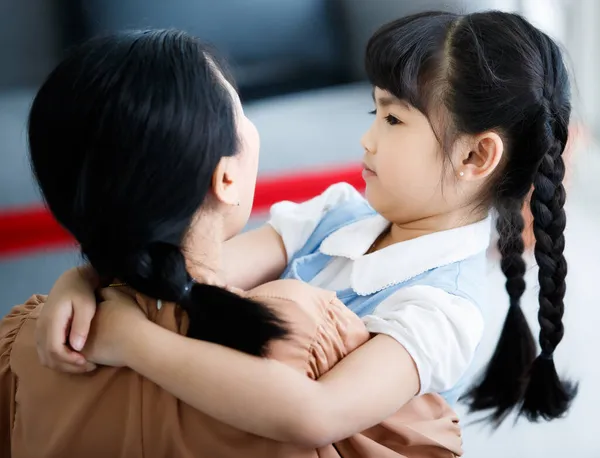 Közelkép Ázsiai Kicsi Boldog Óvodás Lányról Aki Mosolygott Karját Nyaka — Stock Fotó
