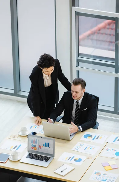 Top View Shot Millennial Kaukasische Zakenvrouw Manager Helpen Adviseren Zakenman — Stockfoto