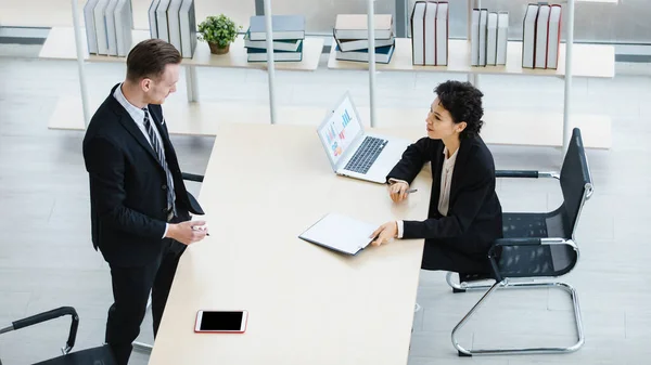 Millénaire Caucasien Réussi Réfléchi Homme Affaires Femme Affaires Collègue Travail — Photo