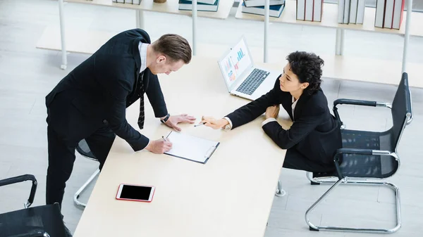 Millénaire Caucasien Réussi Réfléchi Homme Affaires Femme Affaires Collègue Travail — Photo