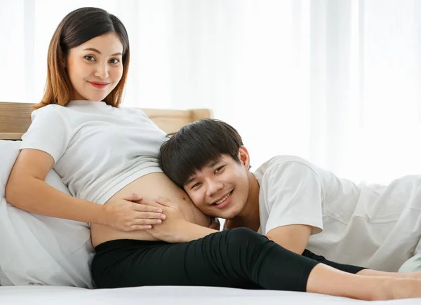아버지가 아시아 남자의 앉아서 아내의 뱃속에서 행복으로 태아의 소리를 있습니다 — 스톡 사진