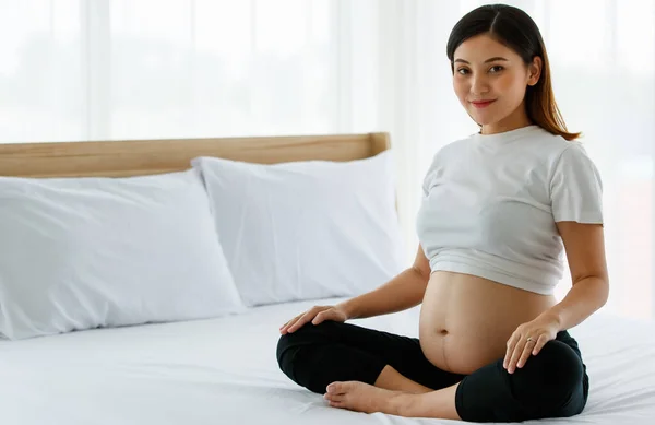 Güzel Asyalı Hamile Bir Kadının Portresi Sıradan Giyinmiş Beyaz Bir — Stok fotoğraf