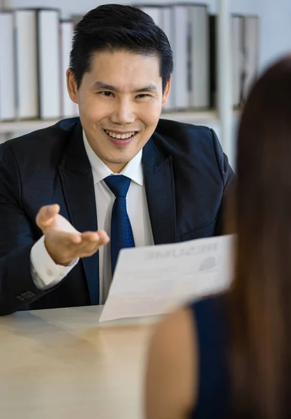 Joven Sonriente Reclutador Trabajo Asiático Traje Formal Hablando Con Candidata — Foto de Stock