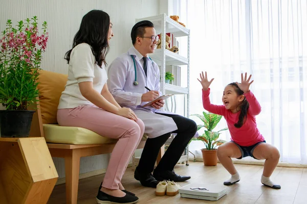 Jeune Homme Asiatique Médecin Prenant Histoire Patient Vérifiant Petite Fille — Photo