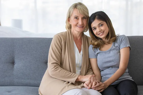 Entzückte Junge Asiatin Umarmt Glückliche Pflegemutter Mittleren Alters Die Auf — Stockfoto