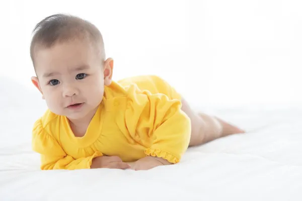 Porträt Und Fokus Auf Auge Entzückendes Baby Auf Weißem Bett — Stockfoto