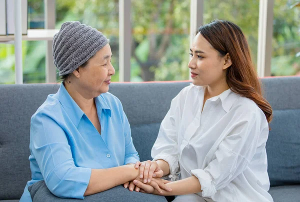 Ältere Asiatische Patientin Bedeckte Den Kopf Mit Kleidungsstücken Aus Der — Stockfoto