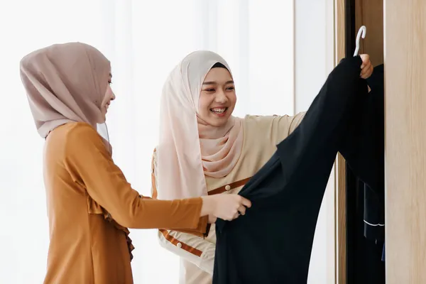 Dvě Asijské Muslimské Ženy Výběr Oblečení Spolu Štěstím — Stock fotografie