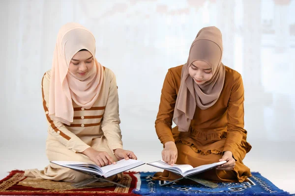 Duas Jovens Mulheres Muçulmanas Asiáticas Vestido Hijab Sentadas Lendo Livro — Fotografia de Stock