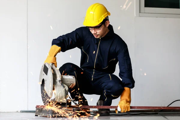 Feliz Joven Trabajador Masculino Que Trabaja Máquina Corte Acero Taller — Foto de Stock