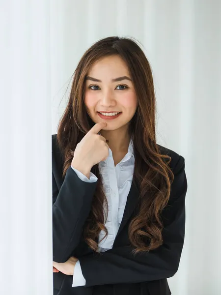 Respektabel Etnisk Asiatisk Kvinnlig Entreprenör Svart Elegant Kostym Står Kontoret — Stockfoto