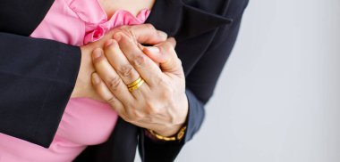 Ani kalp krizi geçiren ve göğsünü tutan tanınmamış bir kadın. Acil sağlık hizmeti kavramı ve konjestif yetmezlikten ya da kardiyopulmoner resüsitasyondan, kalp sorunundan etkilenme.