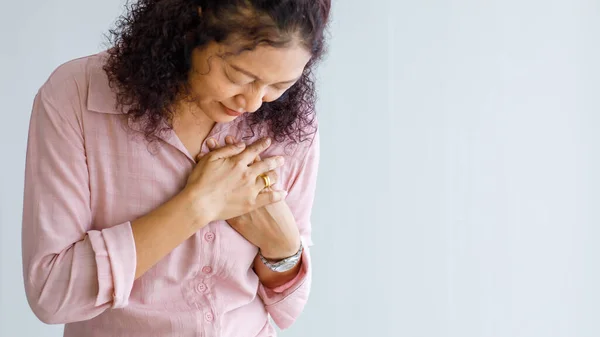 成人女性は痛みを感じ 手のタッチを使用し 鬱血性心不全や心肺蘇生の影響を受けた胸を保持します — ストック写真