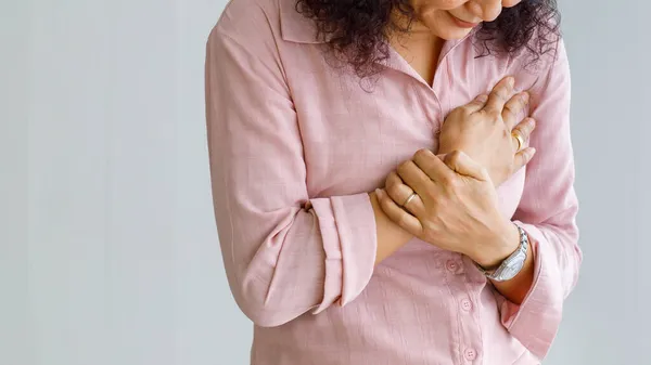 Volwassen Vrouw Met Een Plotselinge Hartaanval Gebruik Hand Houden Borst — Stockfoto