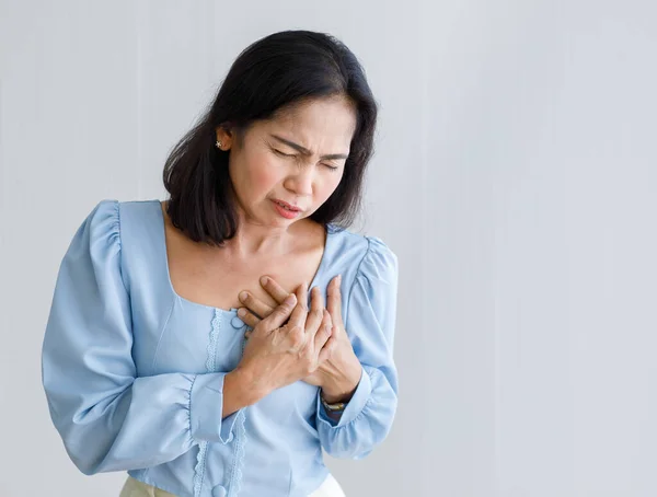 Mujer Adulta Con Ataque Cardíaco Repentino Sostener Pecho Con Dolor — Foto de Stock