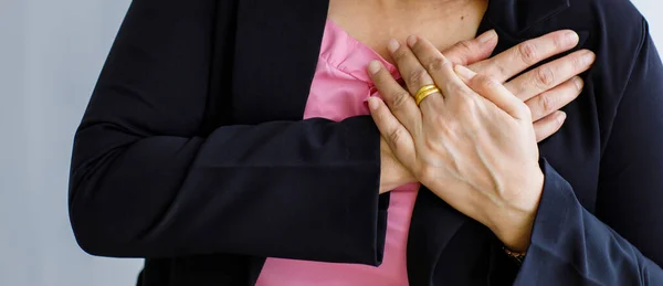 Oigenkännlig Kvinna Som Lider Plötslig Hjärtinfarkt Och Hålla Bröstet Begreppet — Stockfoto