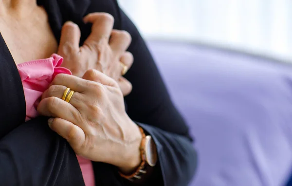 Yatakta Yatan Kimliği Belirsiz Kadın Ani Kalp Krizinden Muzdarip Göğsünü — Stok fotoğraf
