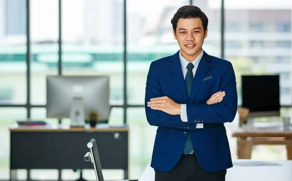 Zelfverzekerde Aziatische Mannelijke Ondernemer Formele Pak Staan Met Gekruiste Armen — Stockfoto